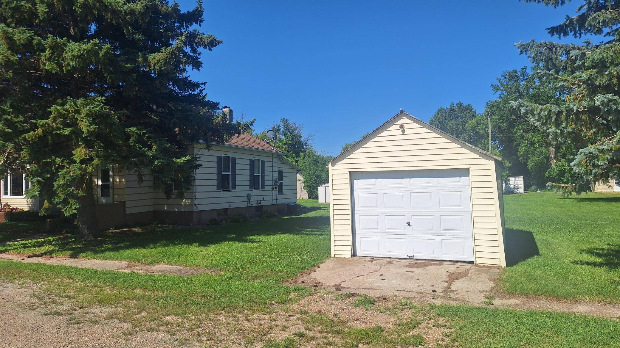 114 Lincoln, Bathgate, ND 58216