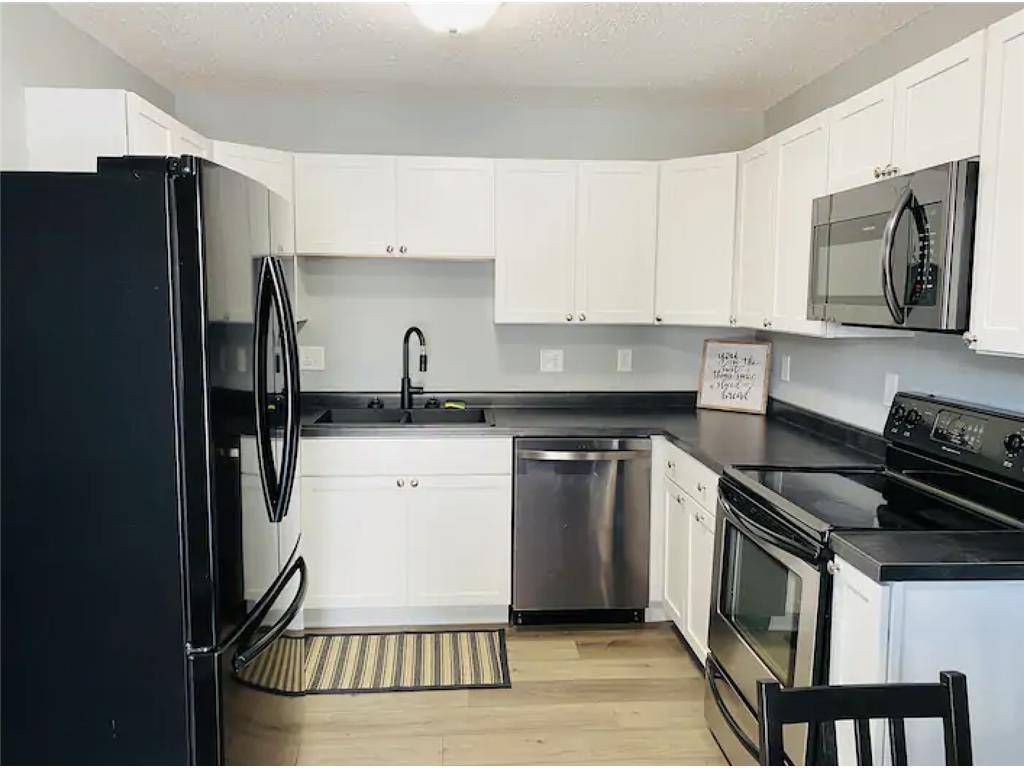1632 Pinewood LN, Hudson, WI 54016