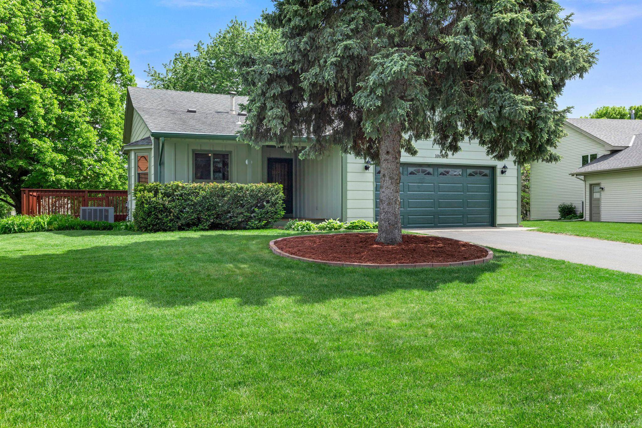 1009 Gramsey PL, Burnsville, MN 55306