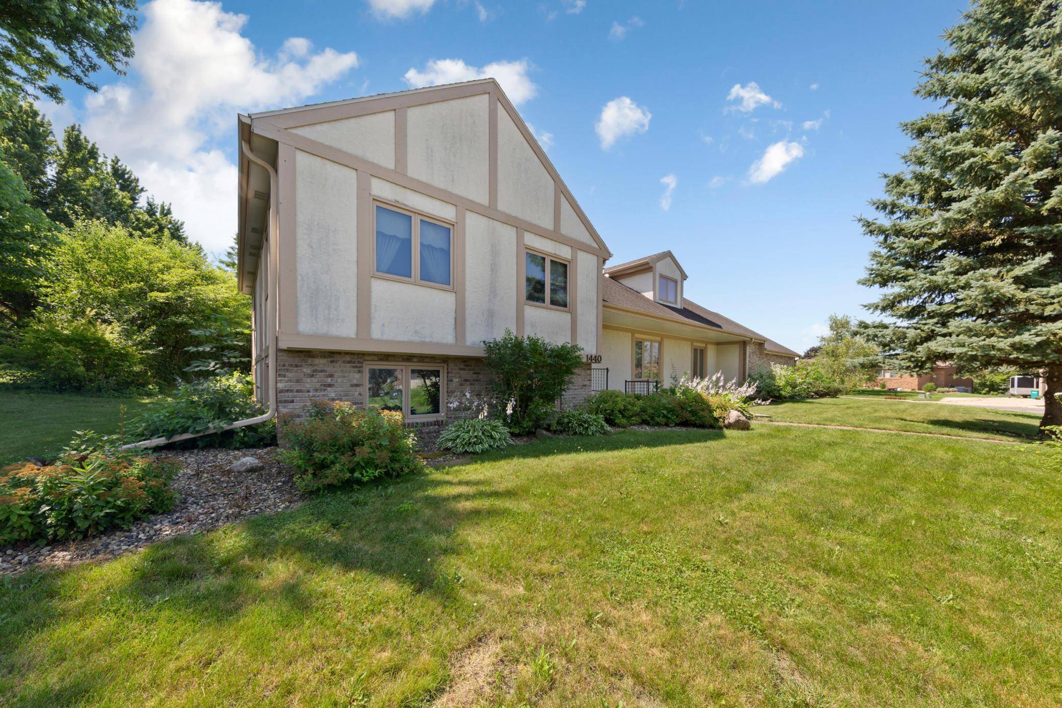 1440 Sunset DR SW, Owatonna, MN 55060