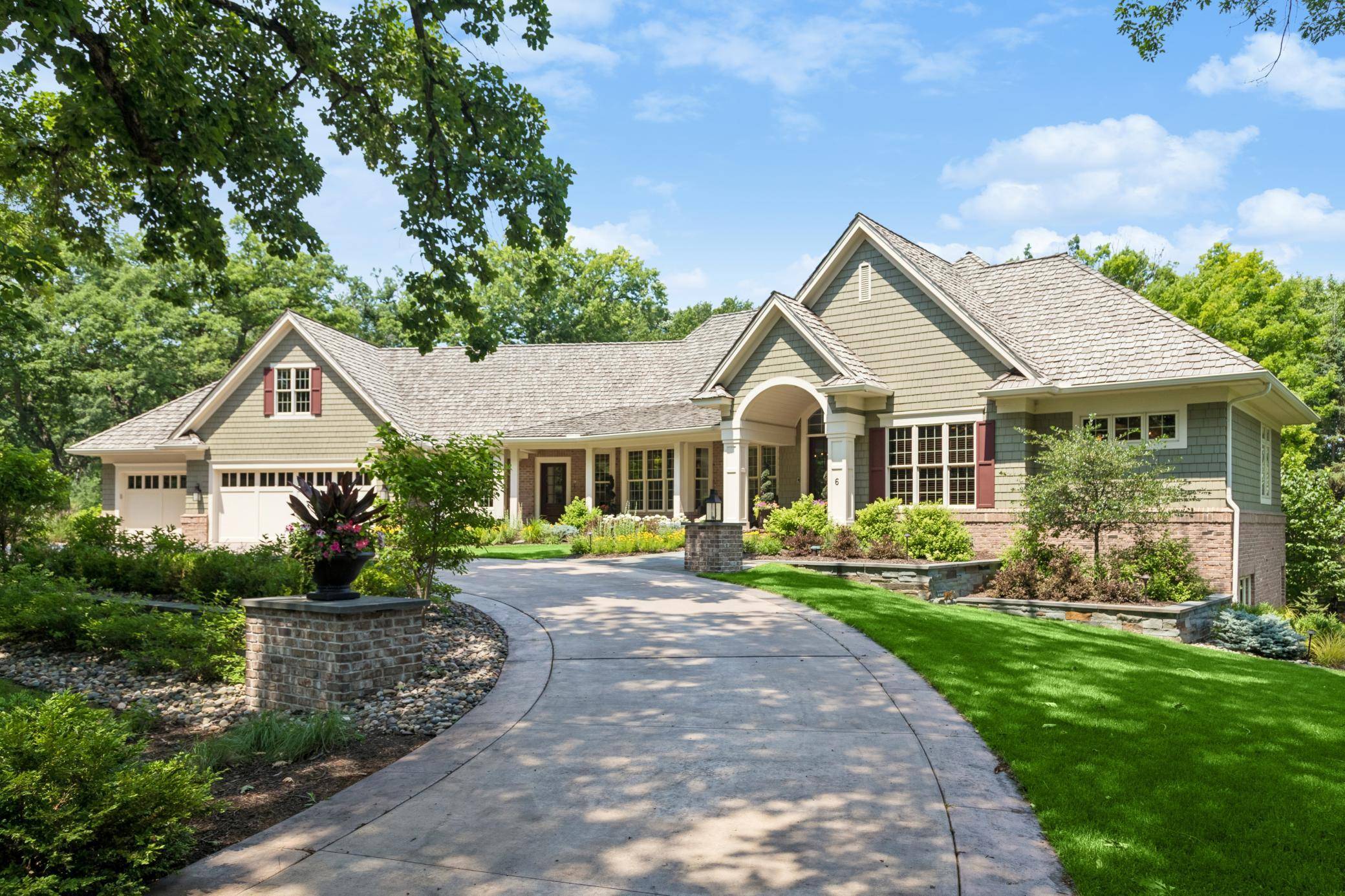 6 Bent Tree LN, North Oaks, MN 55127
