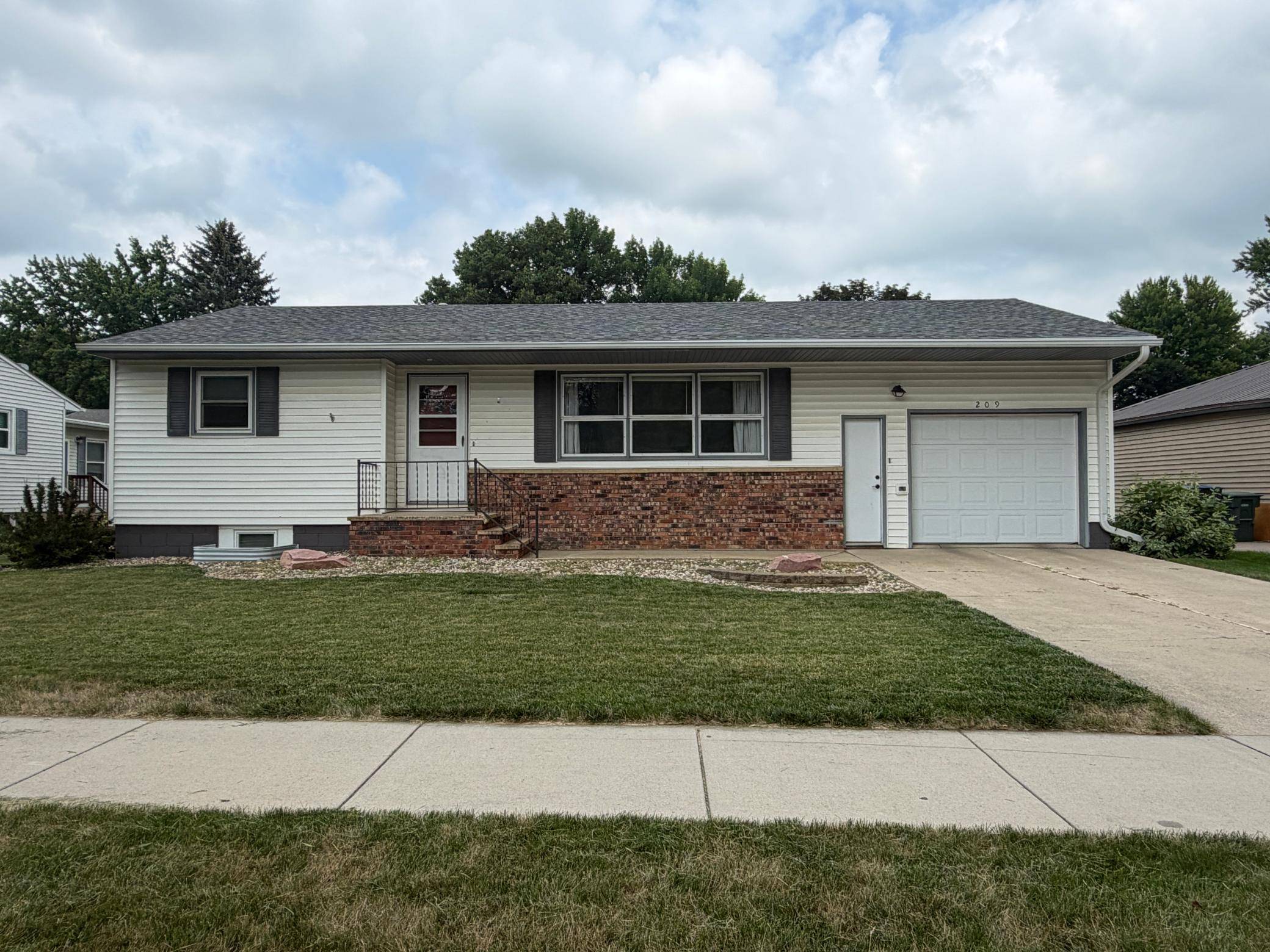 209 E Barck AVE, Luverne, MN 56156