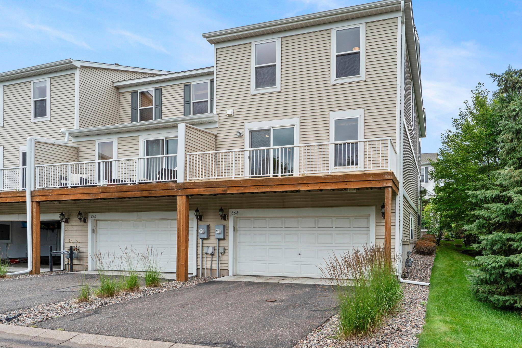 868 Ledgestone DR, Mahtomedi, MN 55115