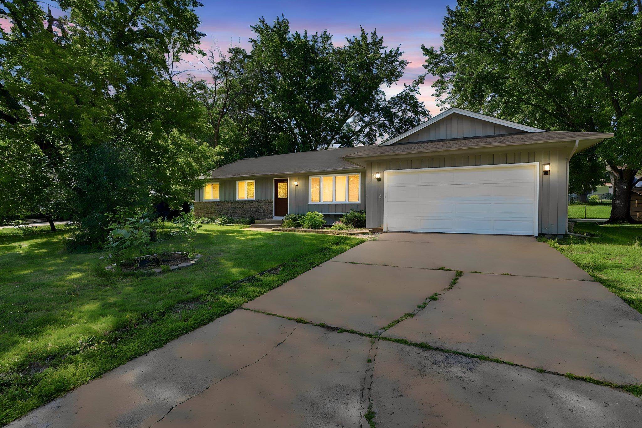 916 Whitney DR, Apple Valley, MN 55124