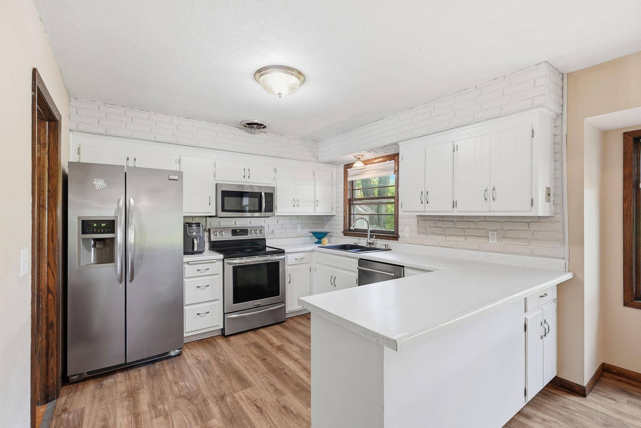 916 Whitney DR, Apple Valley, MN 55124
