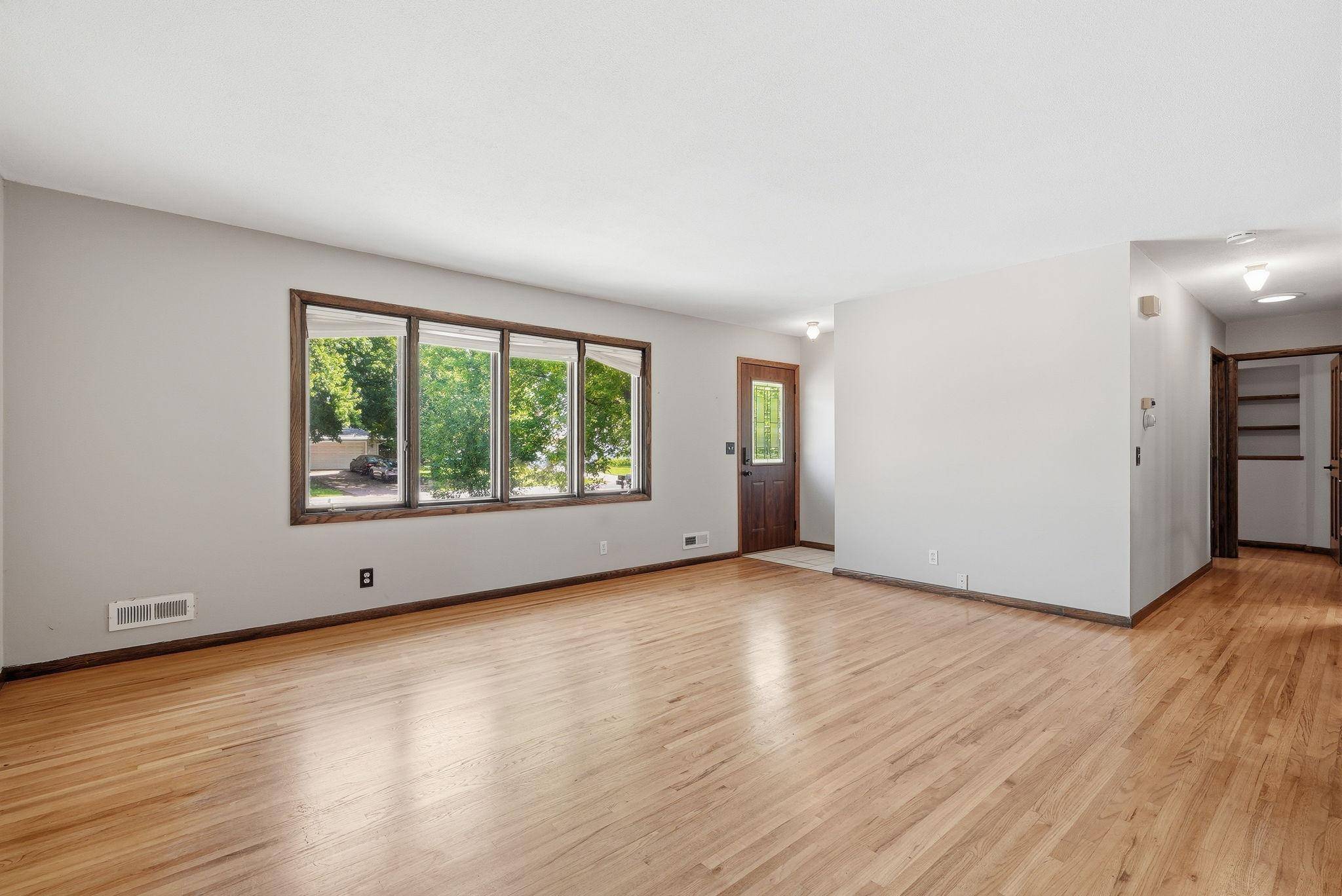 916 Whitney DR, Apple Valley, MN 55124