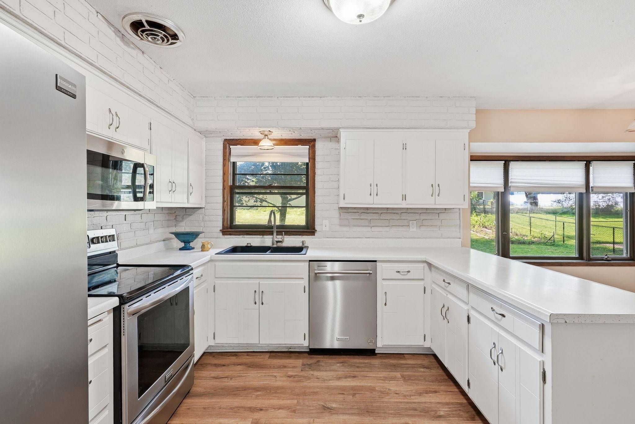 916 Whitney DR, Apple Valley, MN 55124