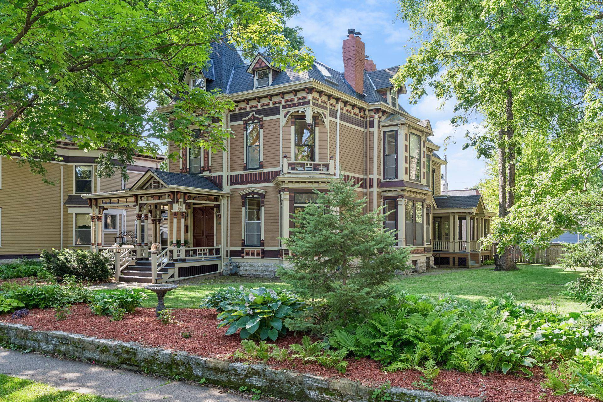 422 Laurel AVE, Saint Paul, MN 55102