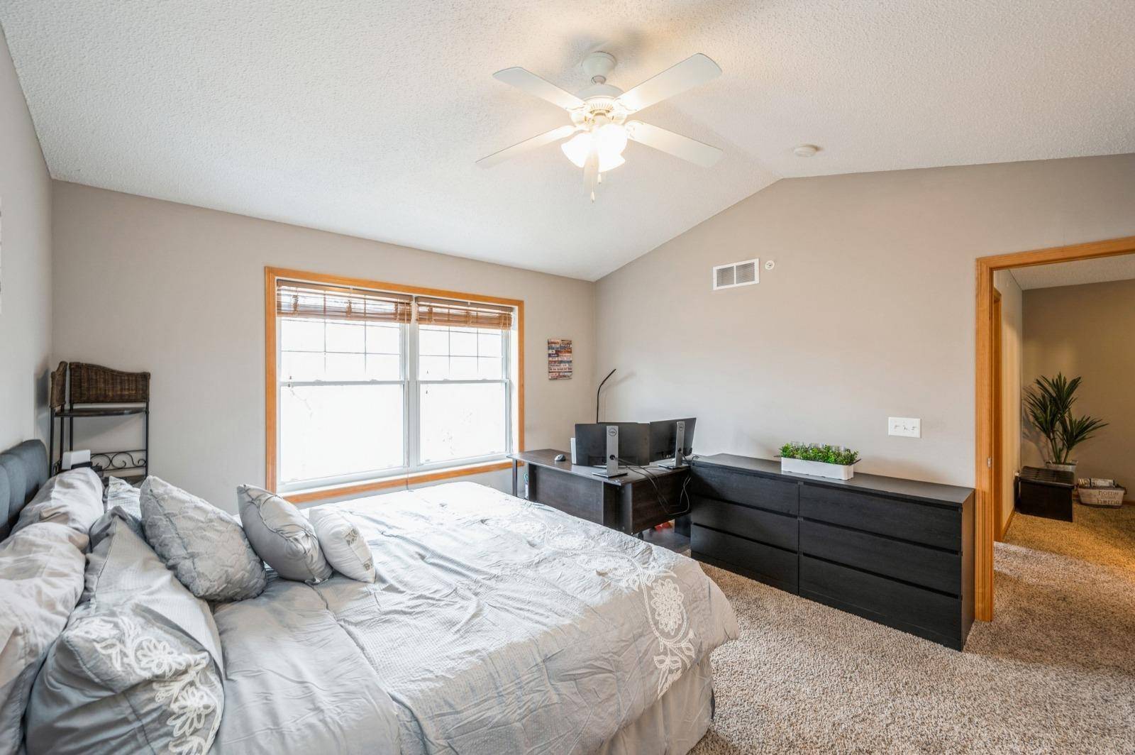 5038 Everest LN N, Plymouth, MN 55446