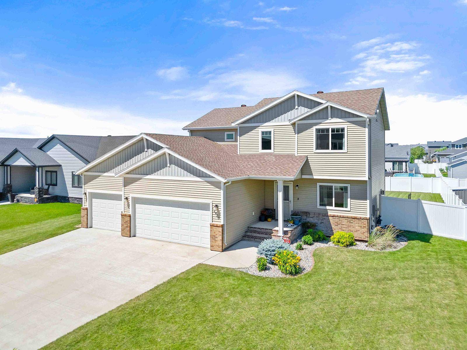 2420 Harbor LN, West Fargo, ND 58078