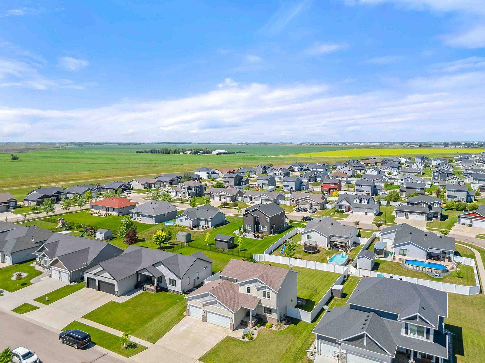 2420 Harbor LN, West Fargo, ND 58078