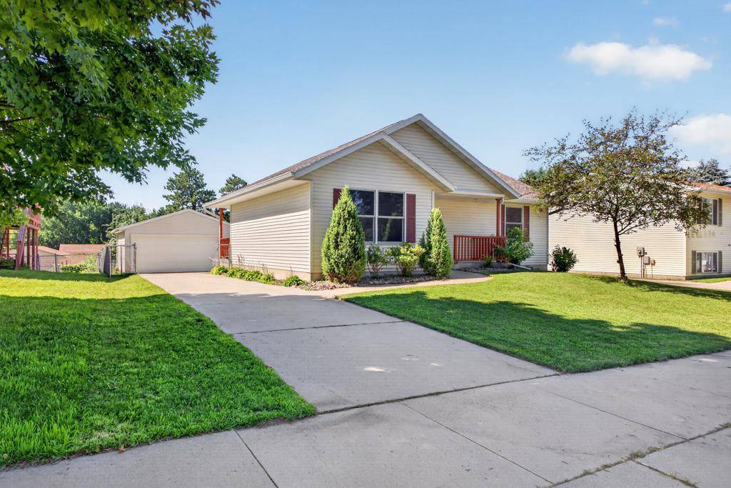 3704 Strathmore LN SE, Rochester, MN 55904