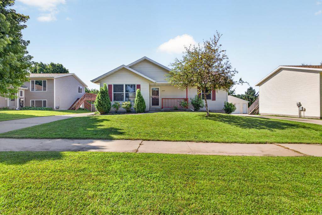 3704 Strathmore LN SE, Rochester, MN 55904