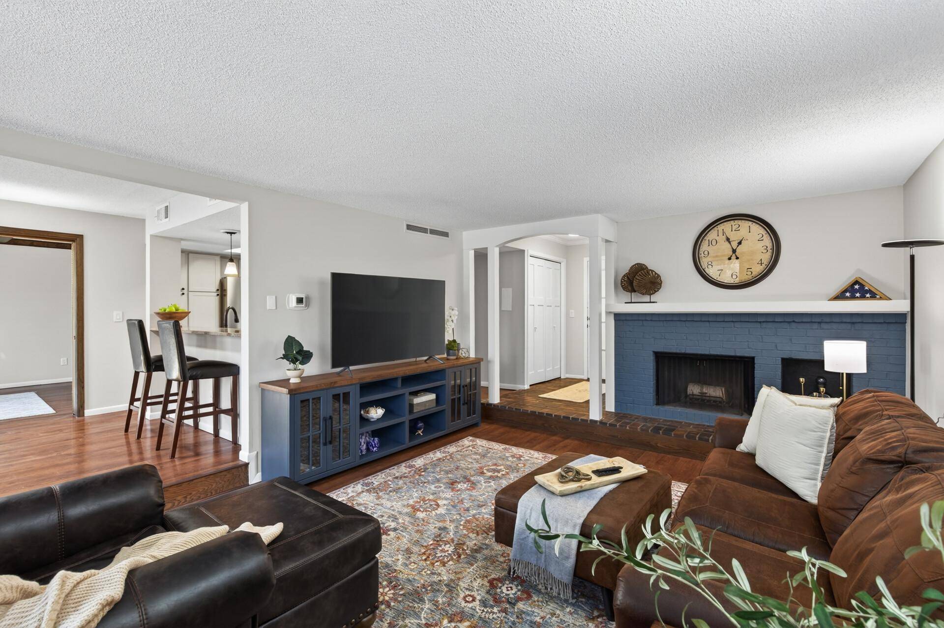 6085 Lincoln DR #225, Edina, MN 55436