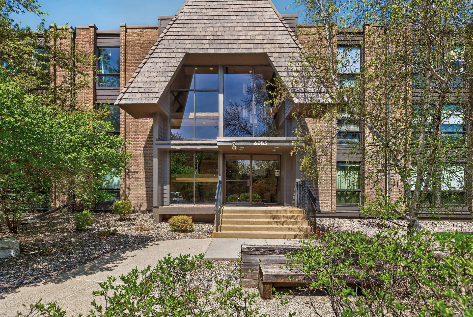 6085 Lincoln DR #225, Edina, MN 55436