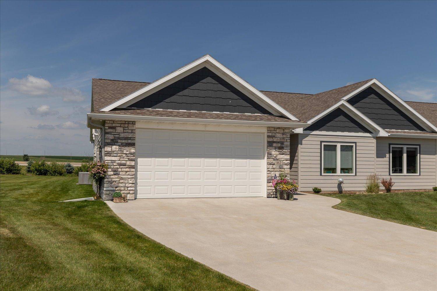 162 Sandstone DR NW, Eyota, MN 55934