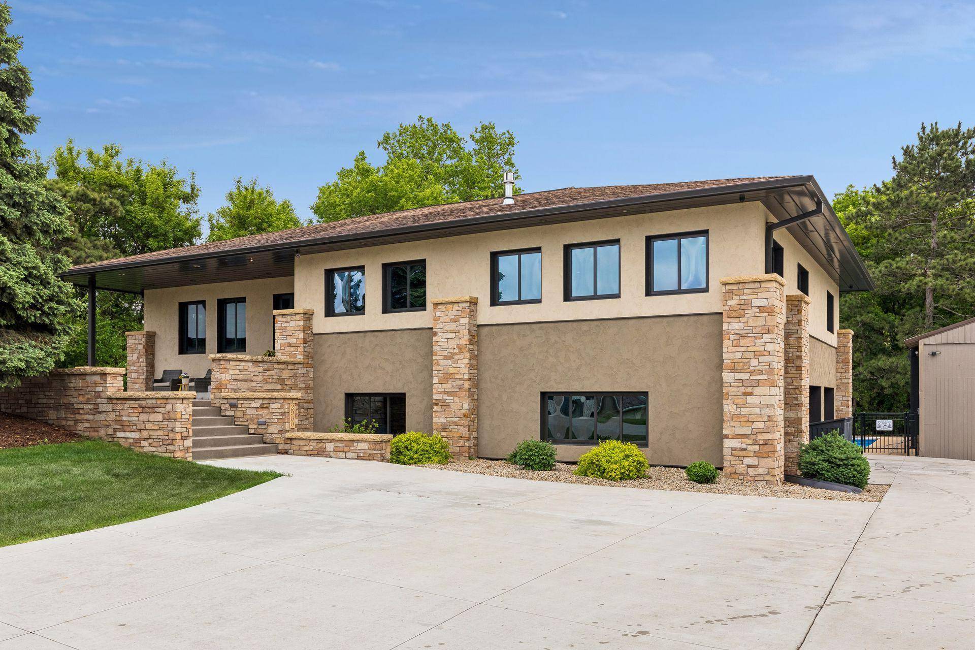 2900 Skyline DR, Eagan, MN 55121