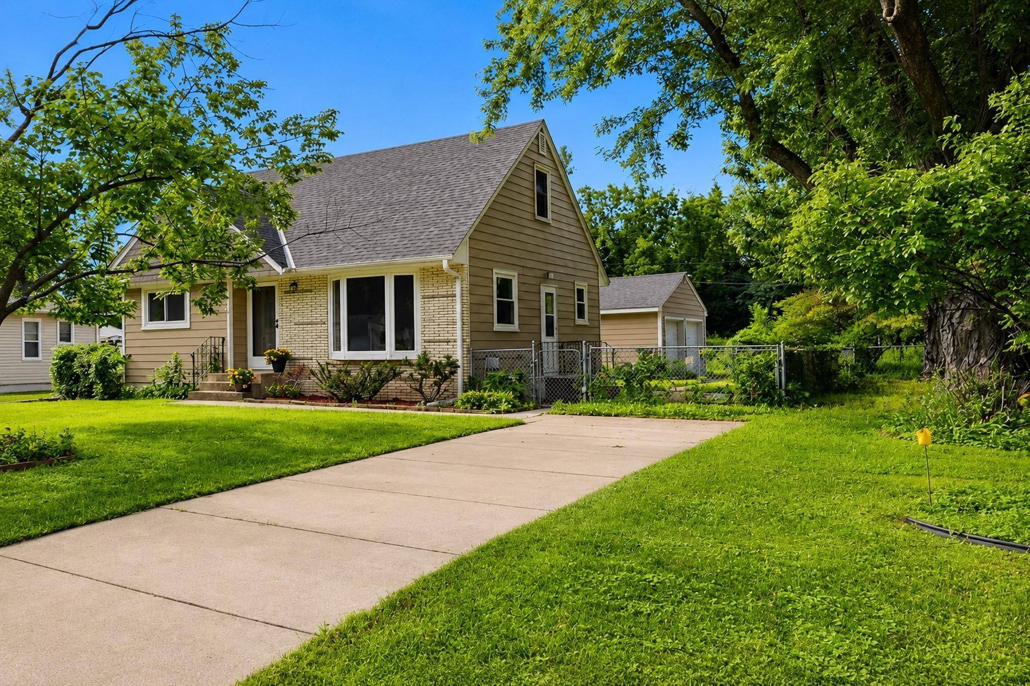 8933 Wally DR, Golden Valley, MN 55427