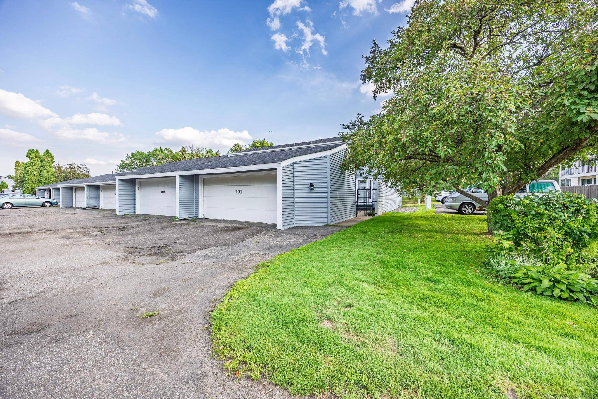 101 Canabury CT, Little Canada, MN 55117