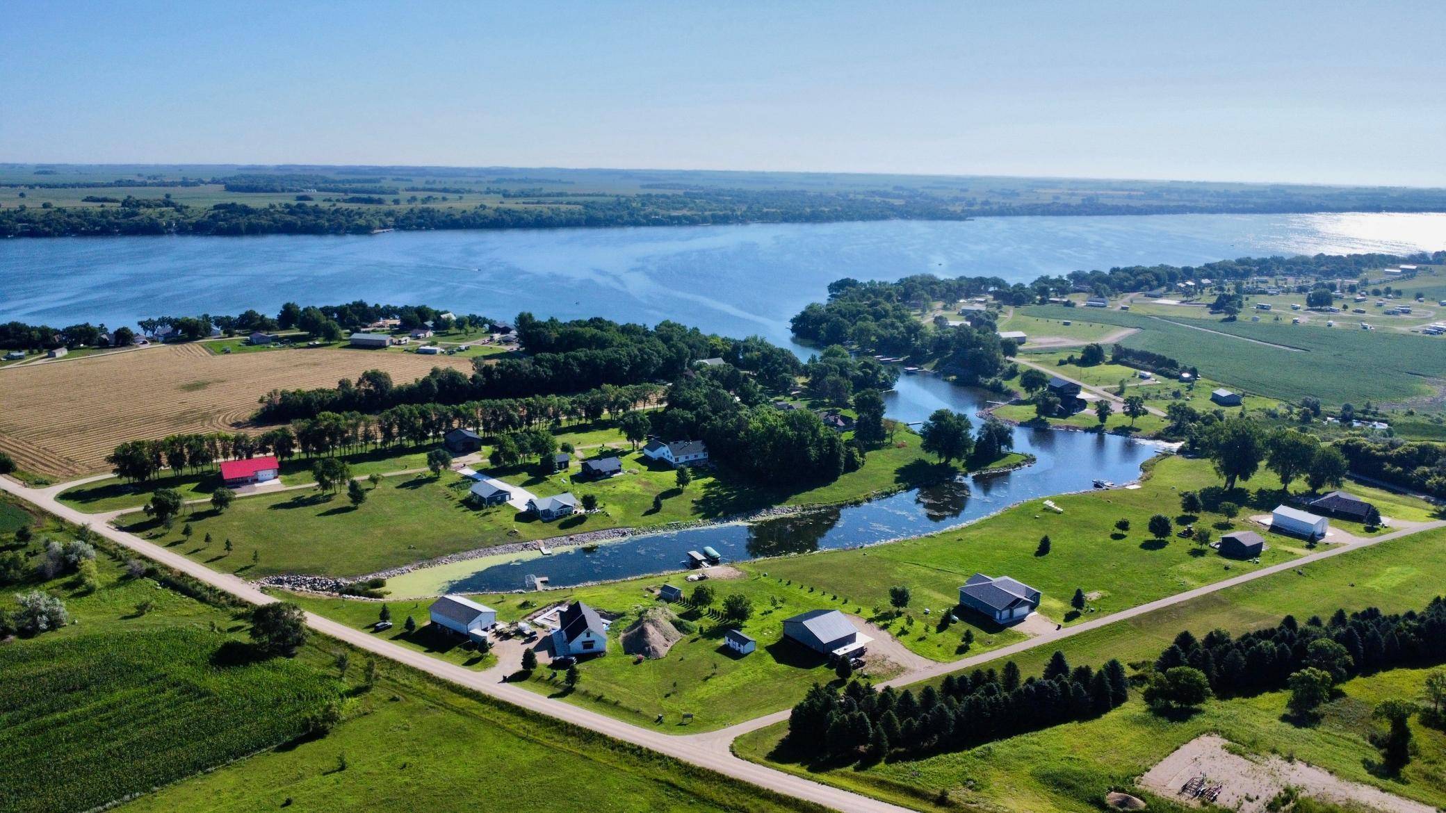 48103 Grace LN, Big Stone City, SD 57216