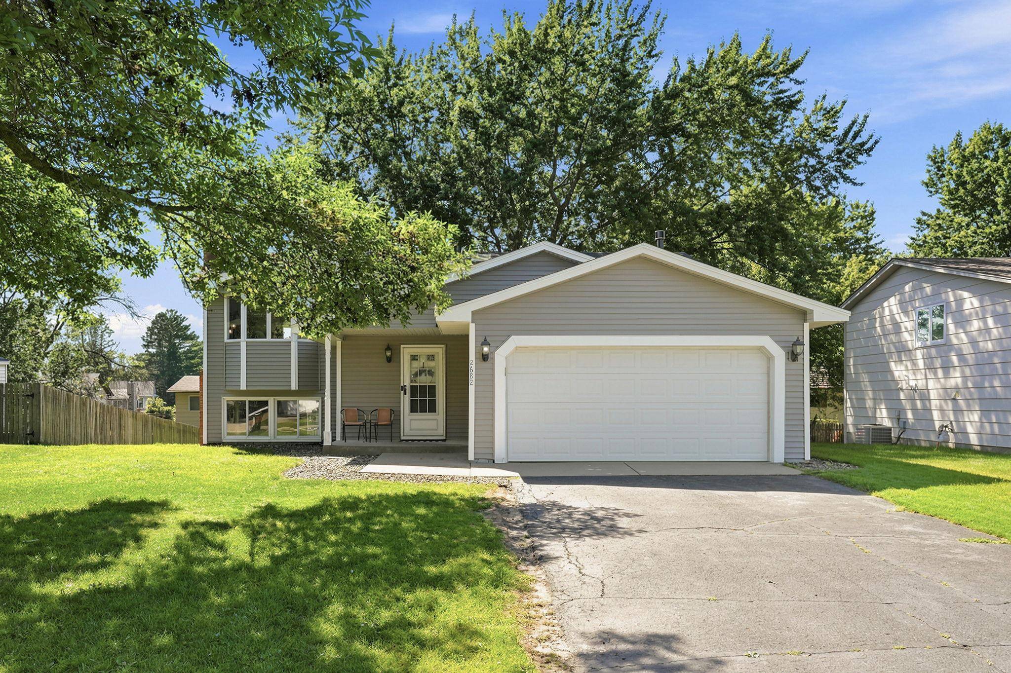 2682 Guthrie AVE N, Oakdale, MN 55128