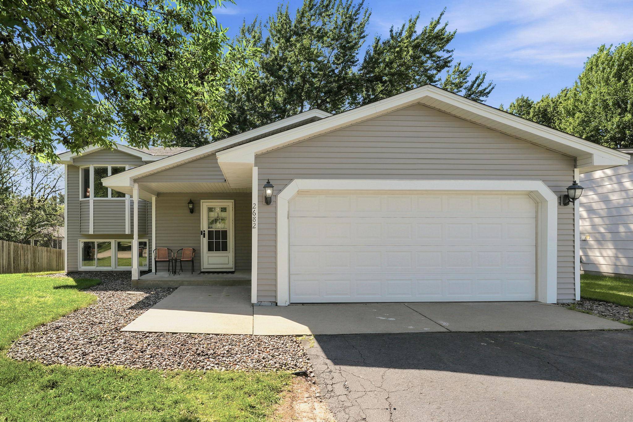 2682 Guthrie AVE N, Oakdale, MN 55128