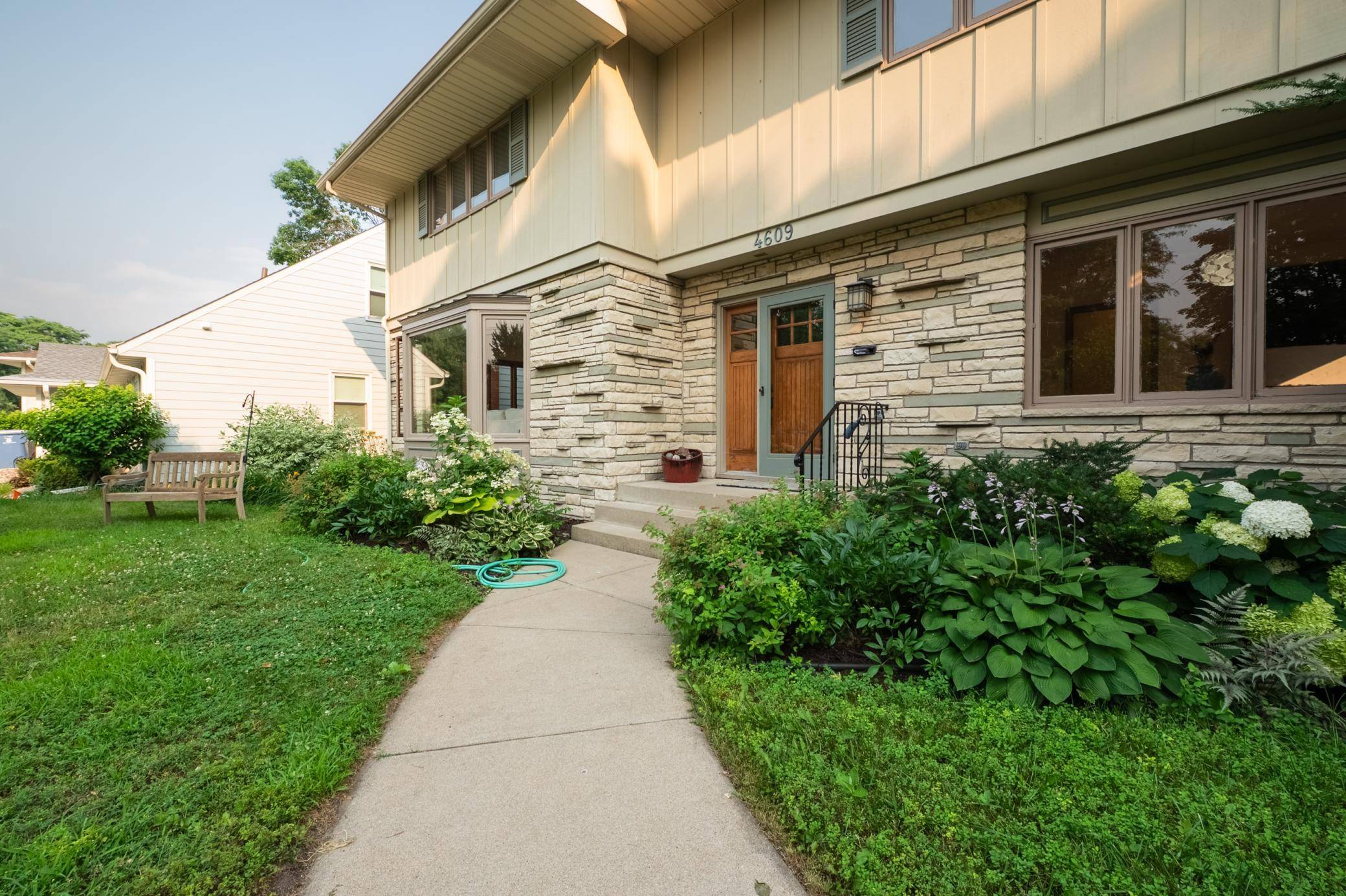 4609 Coffey LN, Minneapolis, MN 55406
