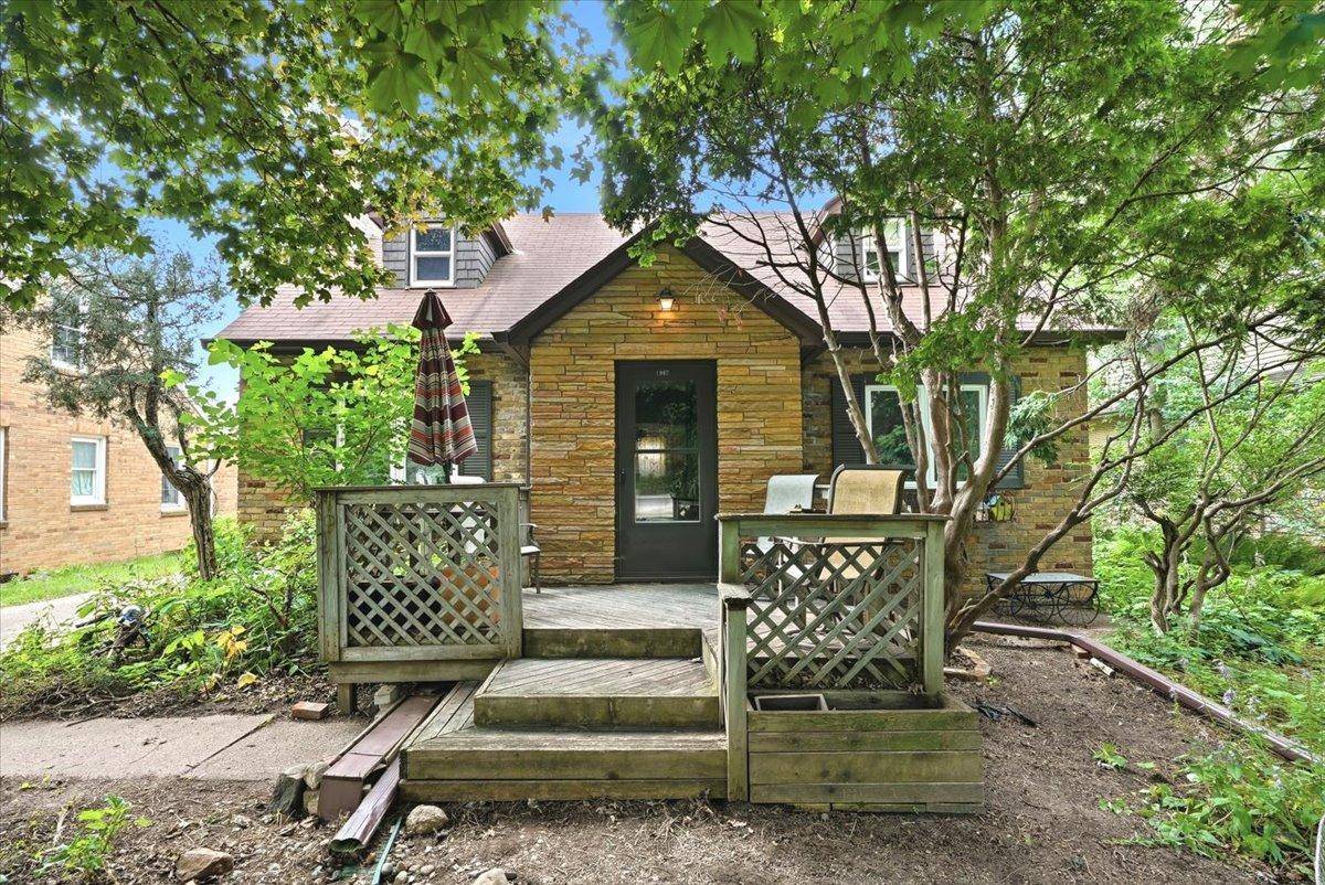 1907 Snelling AVE N, Falcon Heights, MN 55113