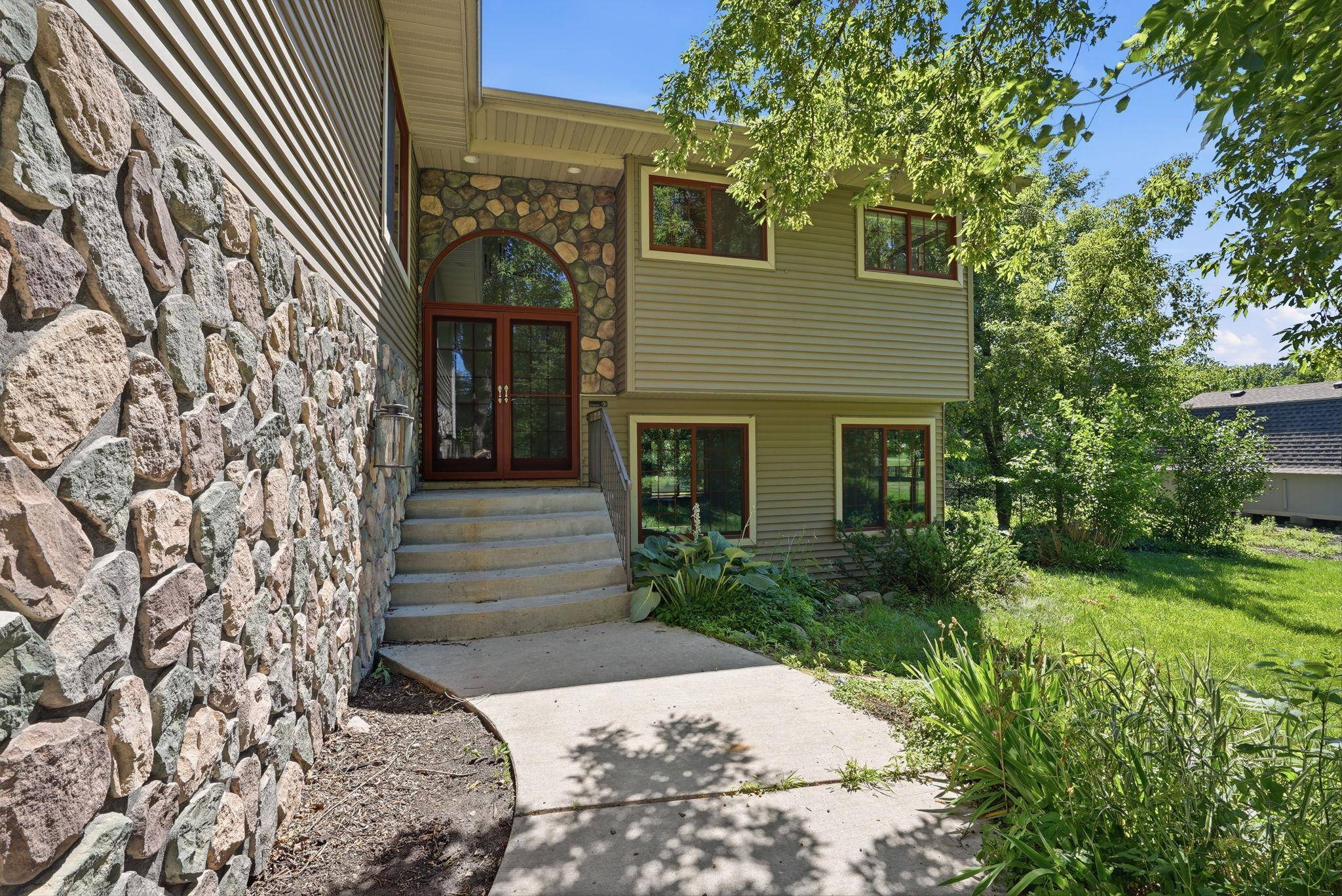 10515 Old County Road 15, Plymouth, MN 55441