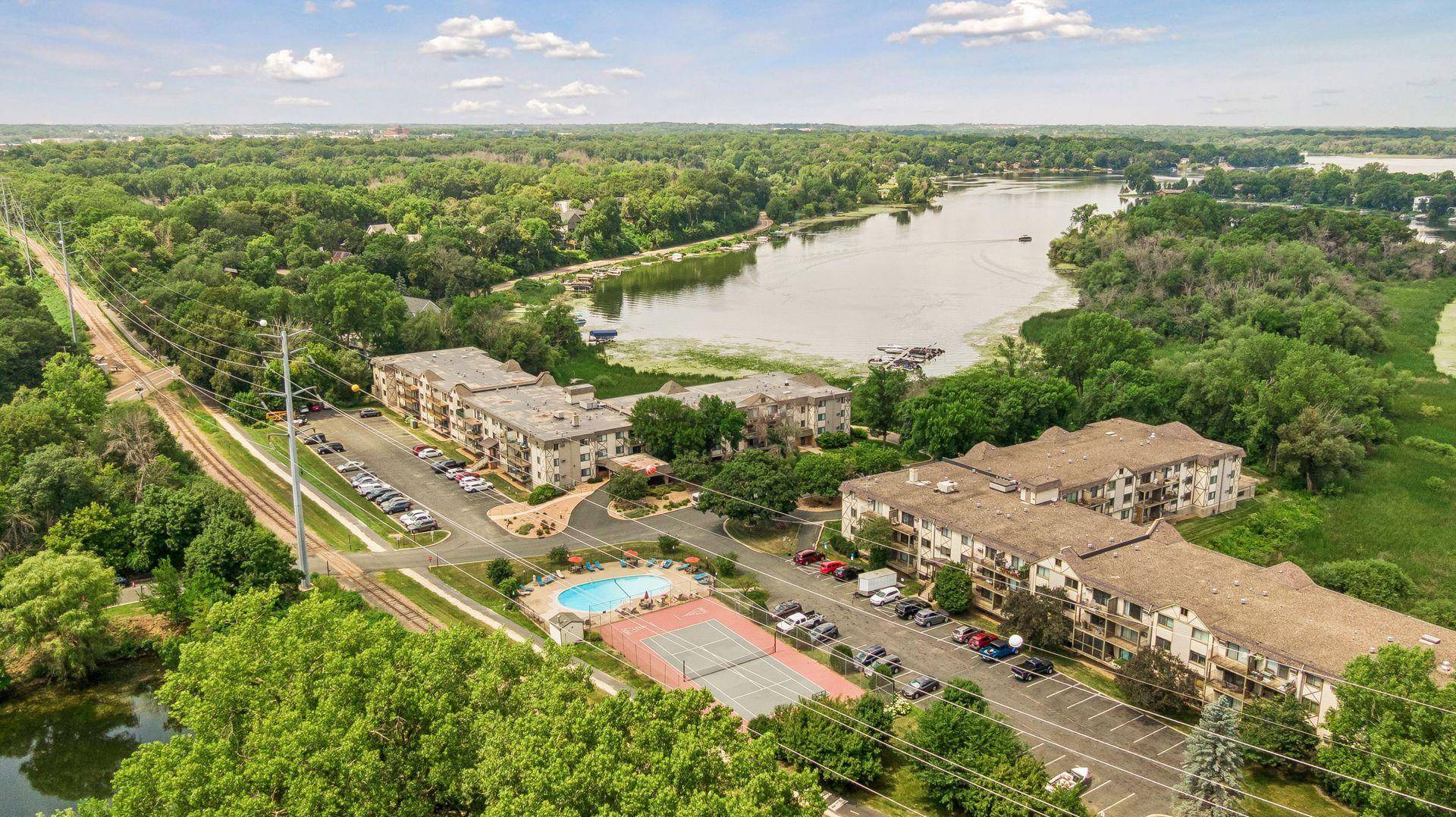 1304 W Medicine Lake DR #320, Plymouth, MN 55441