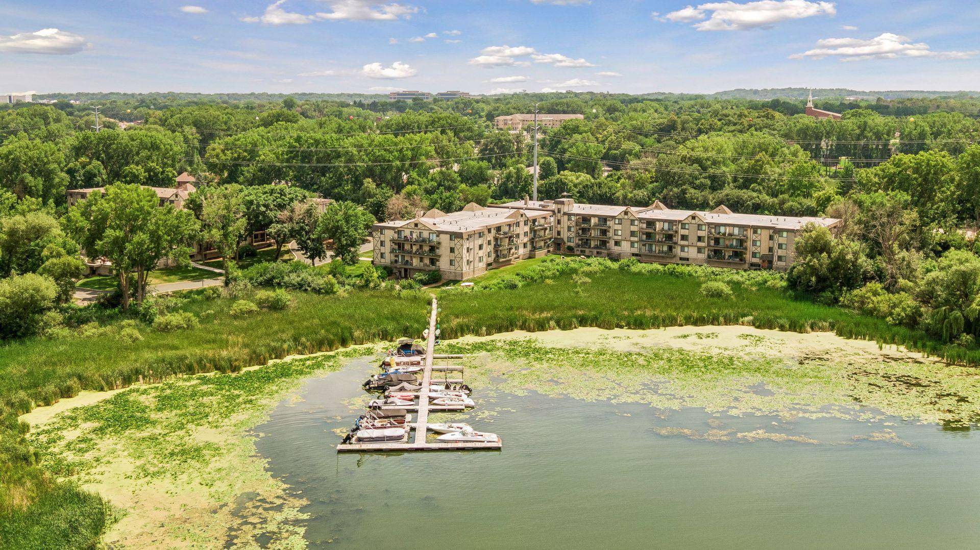 1304 W Medicine Lake DR #320, Plymouth, MN 55441