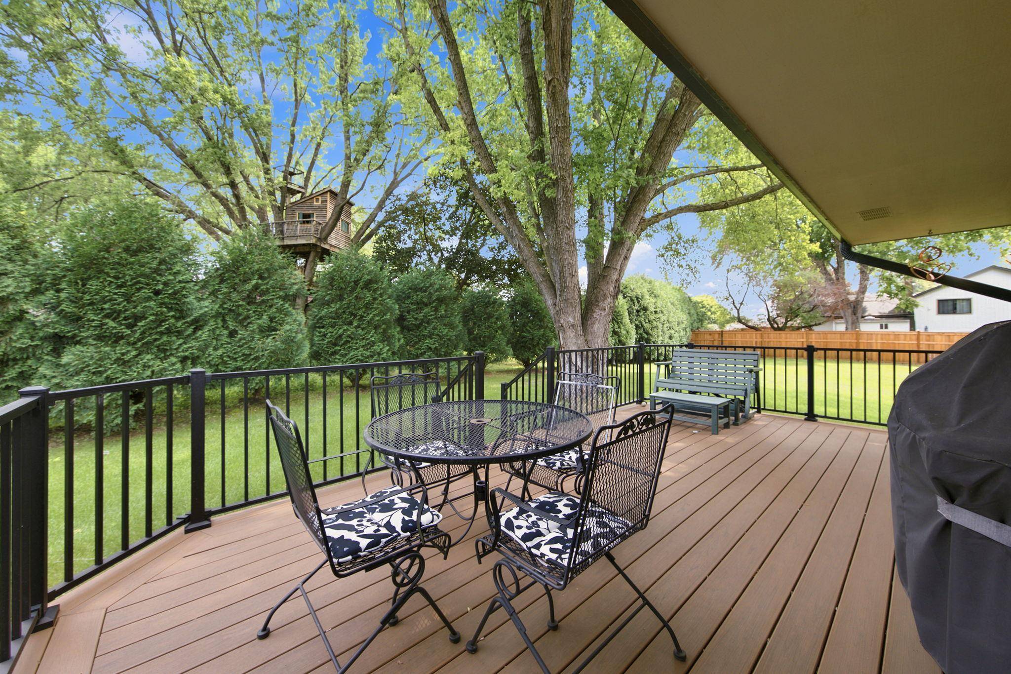 8033 Dakota LN, Chanhassen, MN 55317