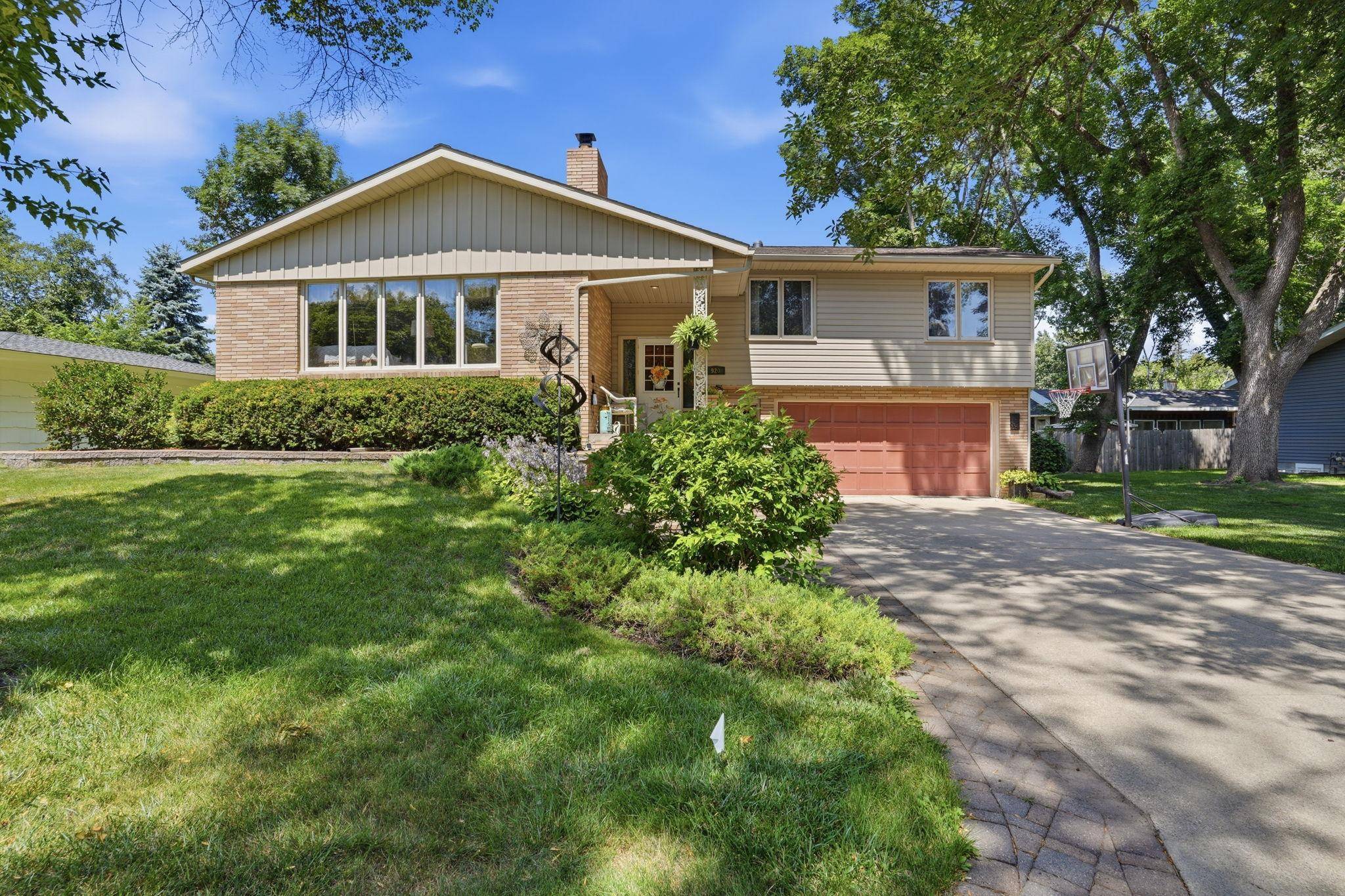920 Meadow LN, Willmar, MN 56201
