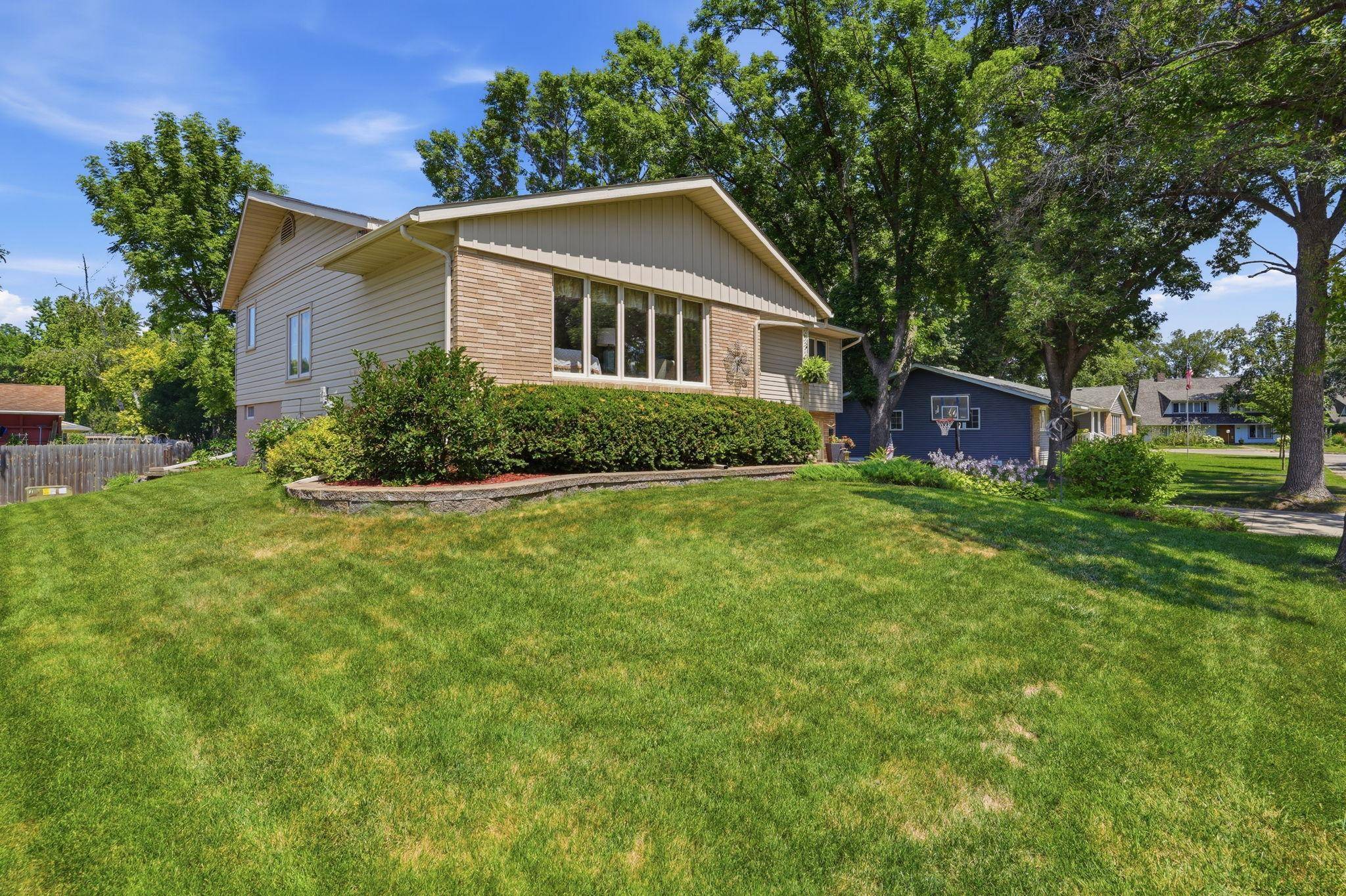 920 Meadow LN, Willmar, MN 56201