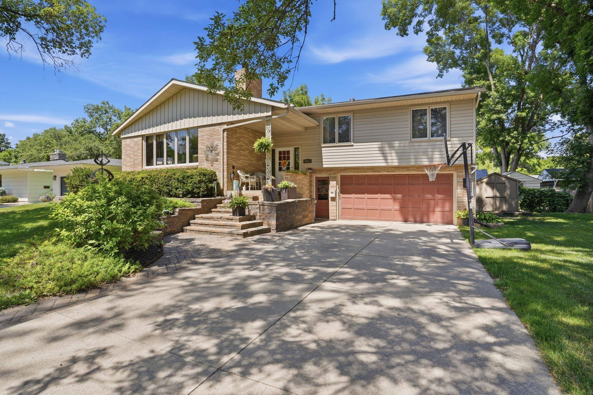 920 Meadow LN, Willmar, MN 56201