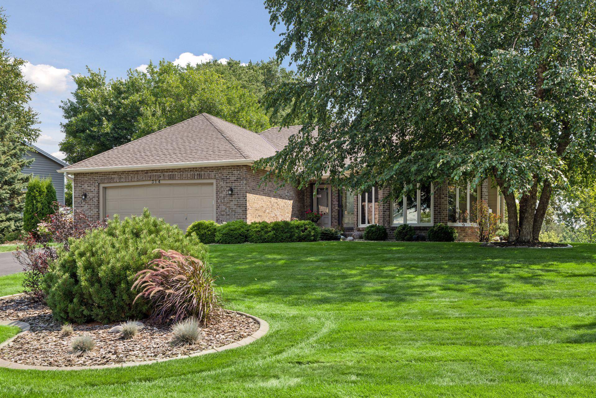 314 Wedgewood DR, Mahtomedi, MN 55115