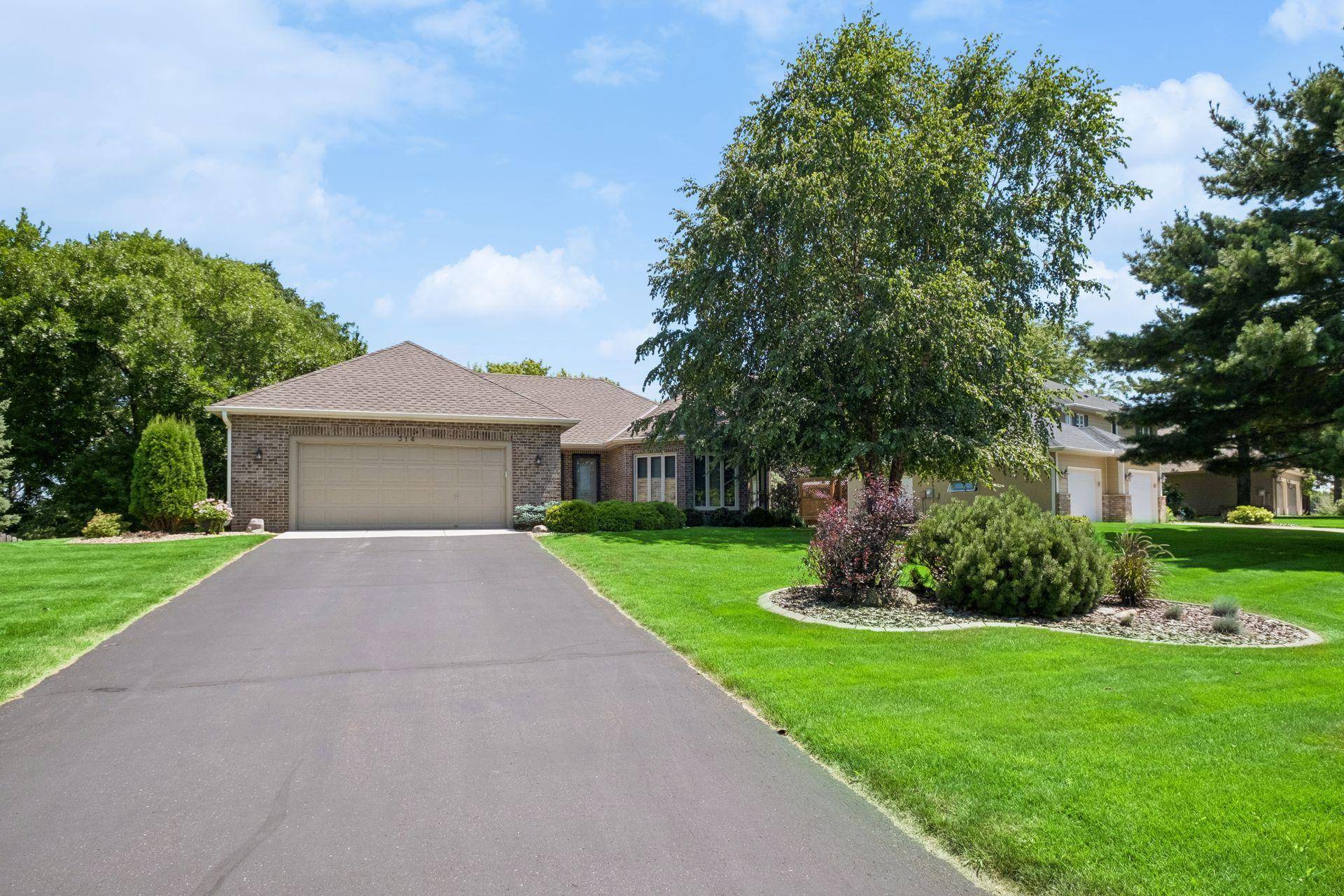 314 Wedgewood DR, Mahtomedi, MN 55115
