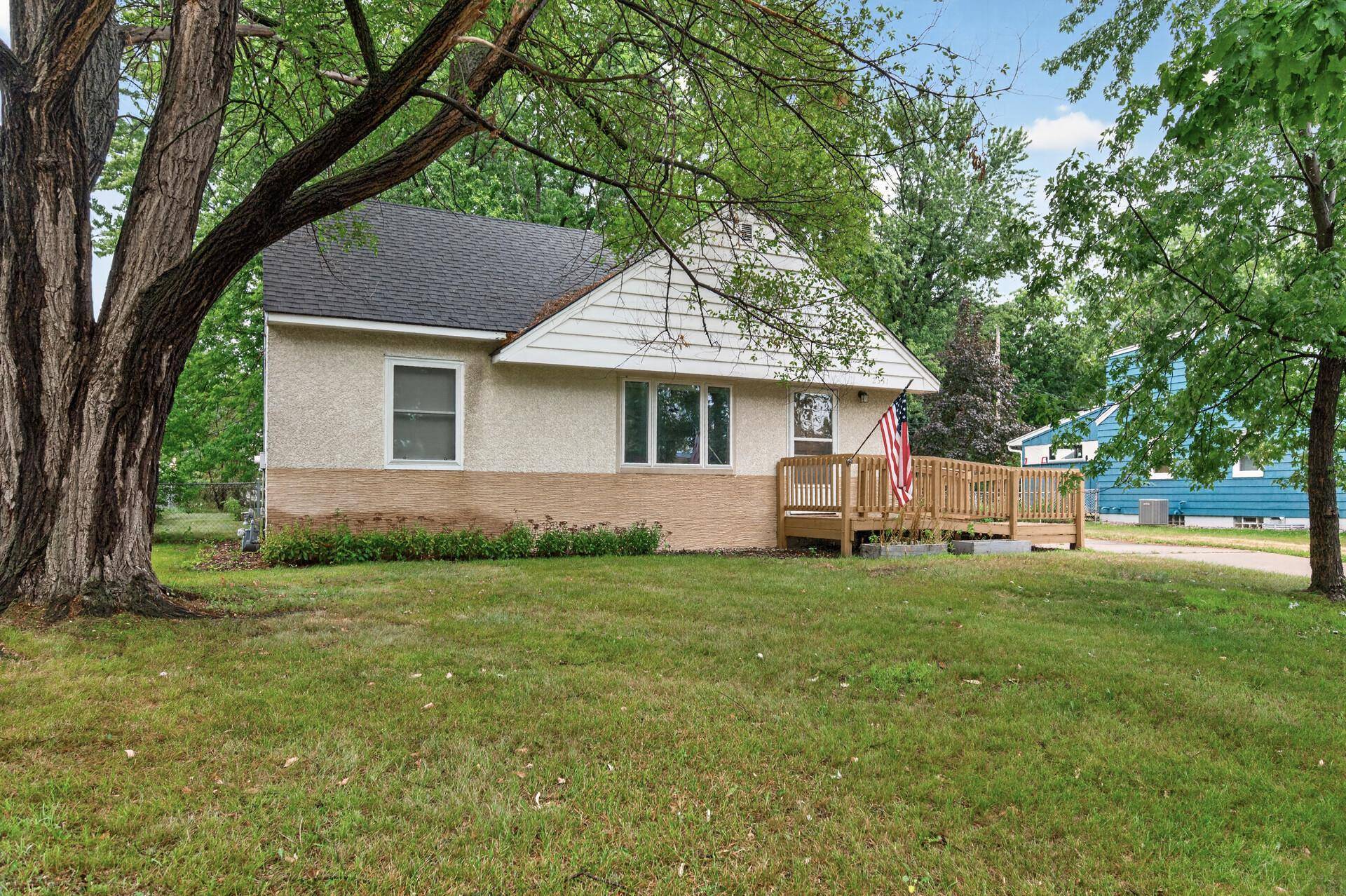 2551 Rainbow LN, New Brighton, MN 55112