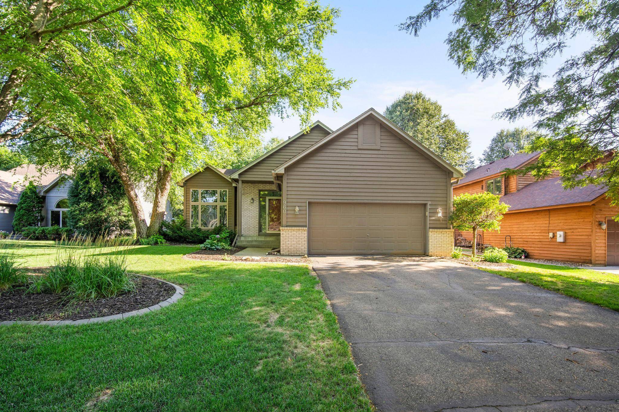 960 Wildflower CT, Eagan, MN 55123