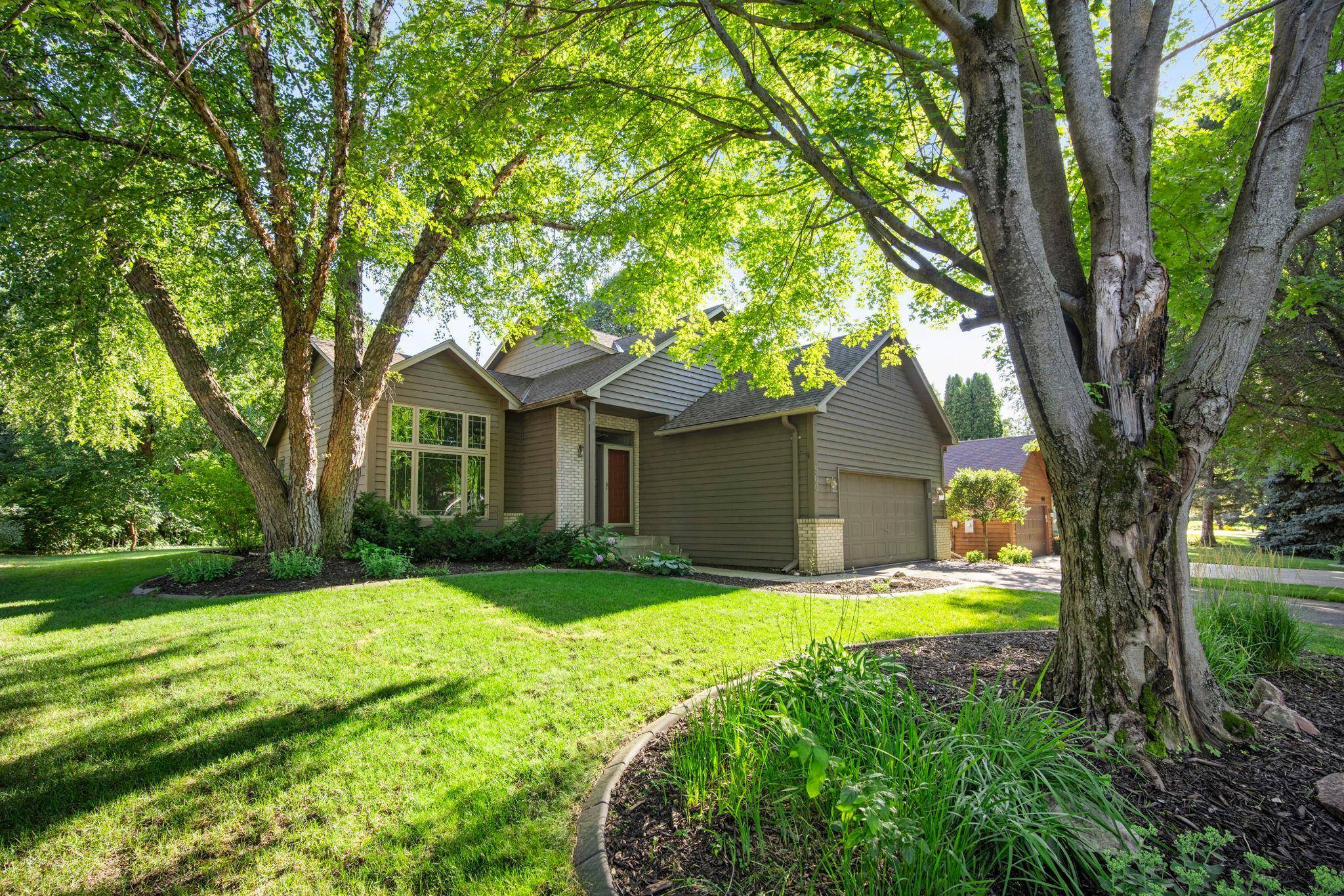 960 Wildflower CT, Eagan, MN 55123