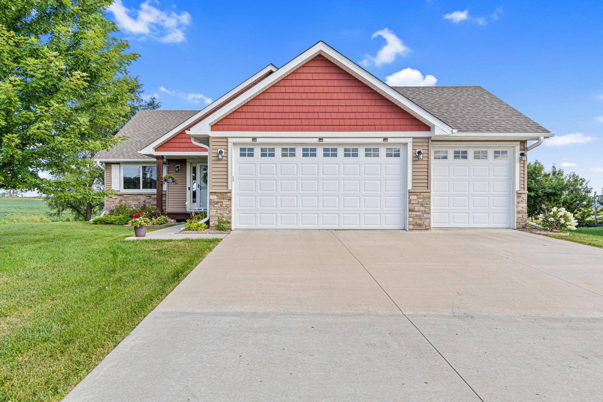 914 Prestwick DR, Belle Plaine, MN 56011
