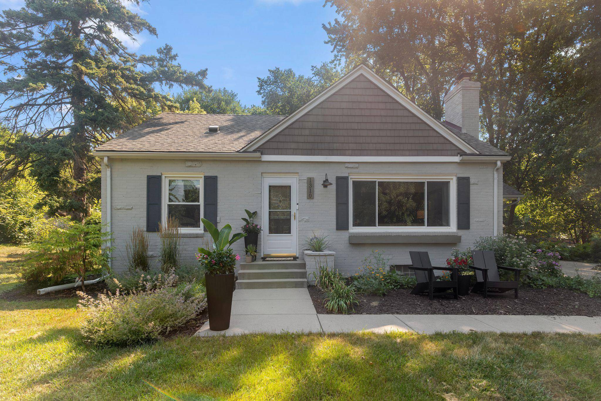 1310 Welcome AVE N, Golden Valley, MN 55422