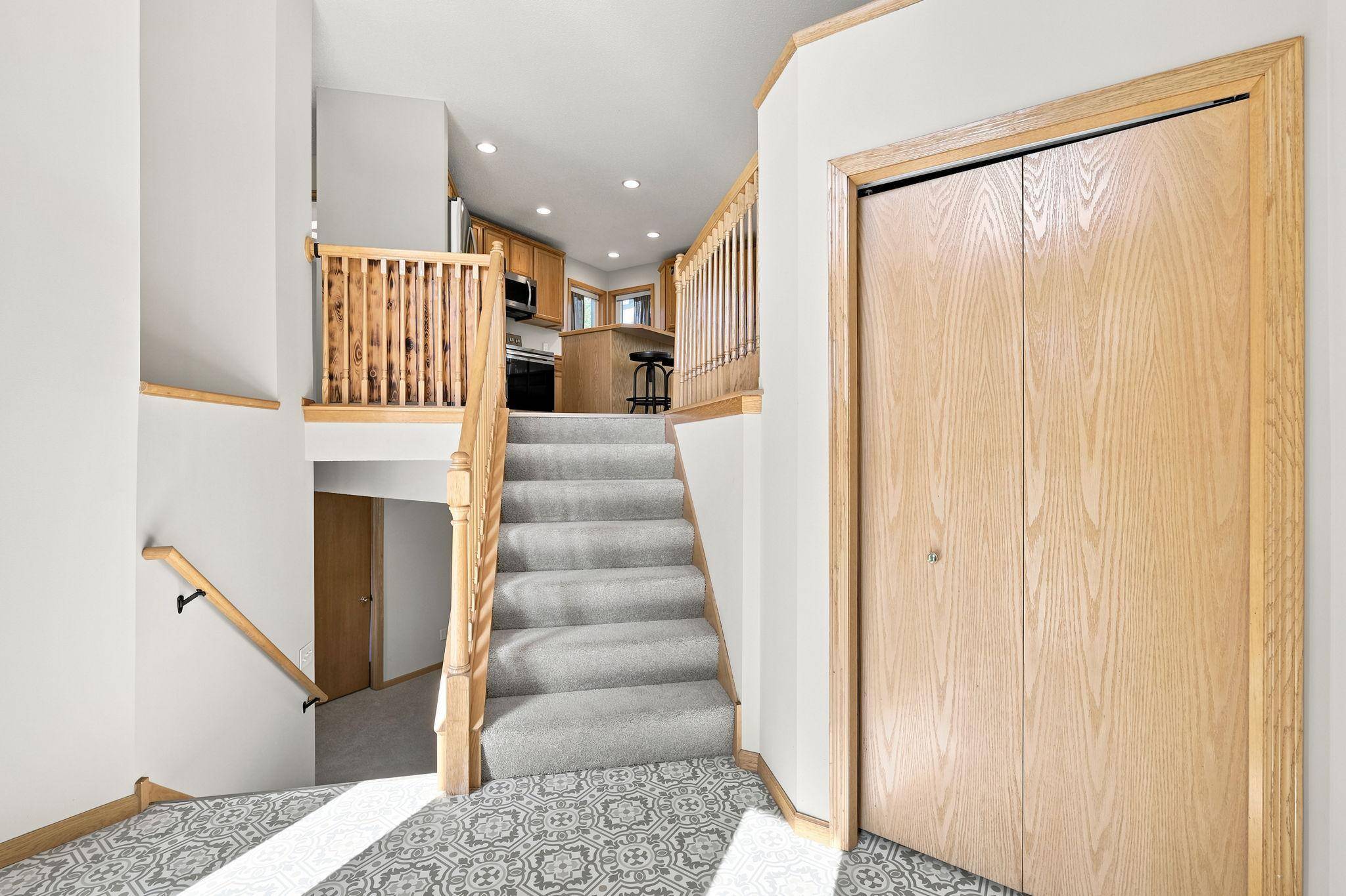 805 Daniel DR, Belle Plaine, MN 56011