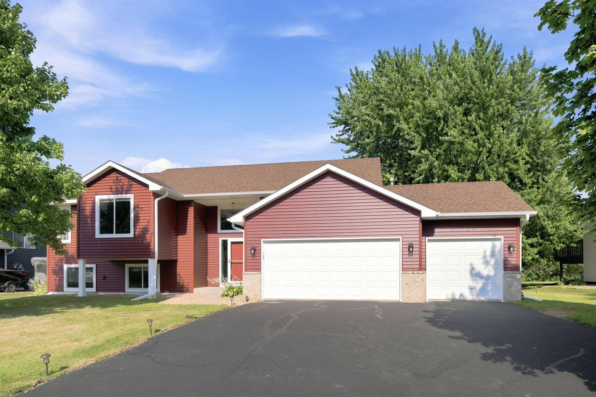 805 Daniel DR, Belle Plaine, MN 56011