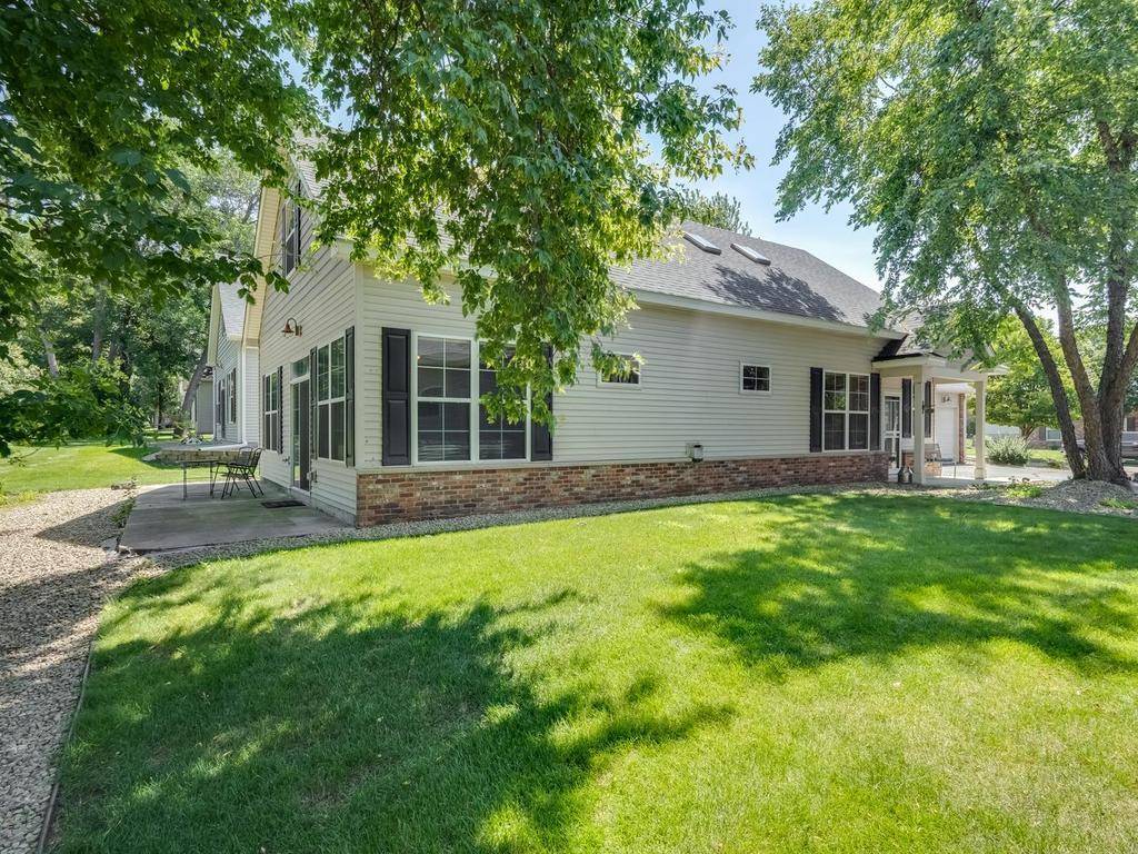 10562 Mississippi CIR N, Brooklyn Park, MN 55443