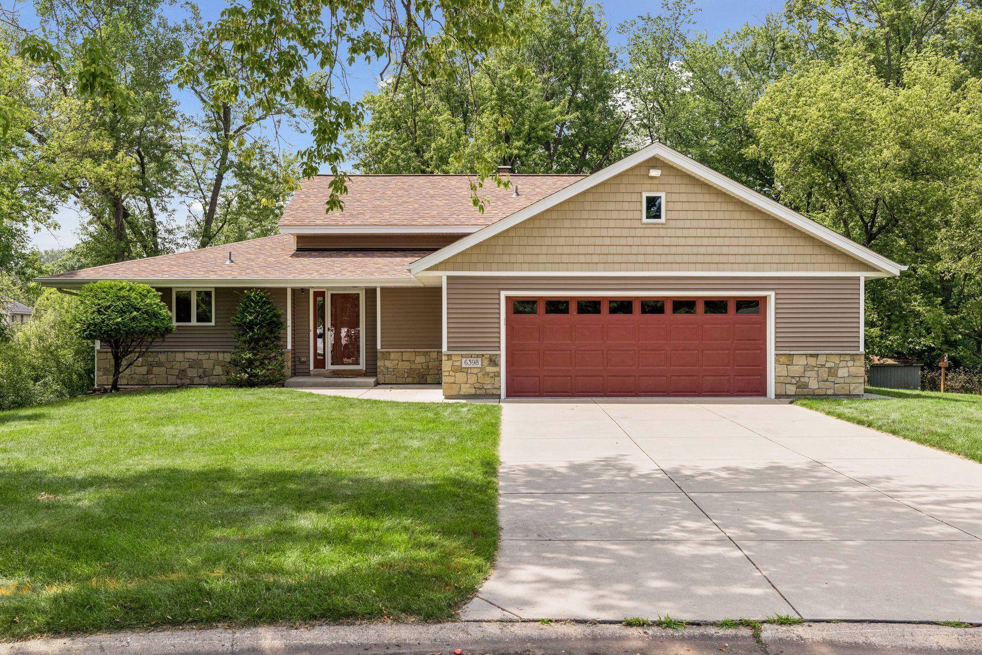 6398 47th ST N, Oakdale, MN 55128