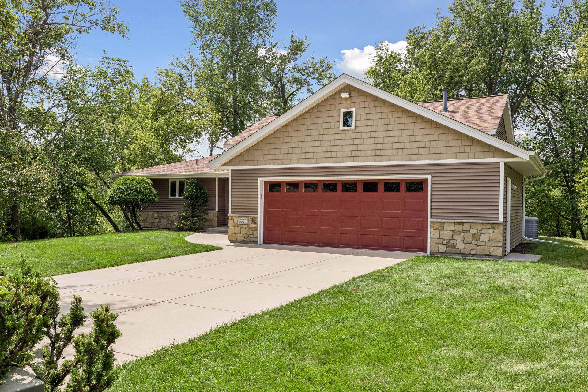 6398 47th ST N, Oakdale, MN 55128