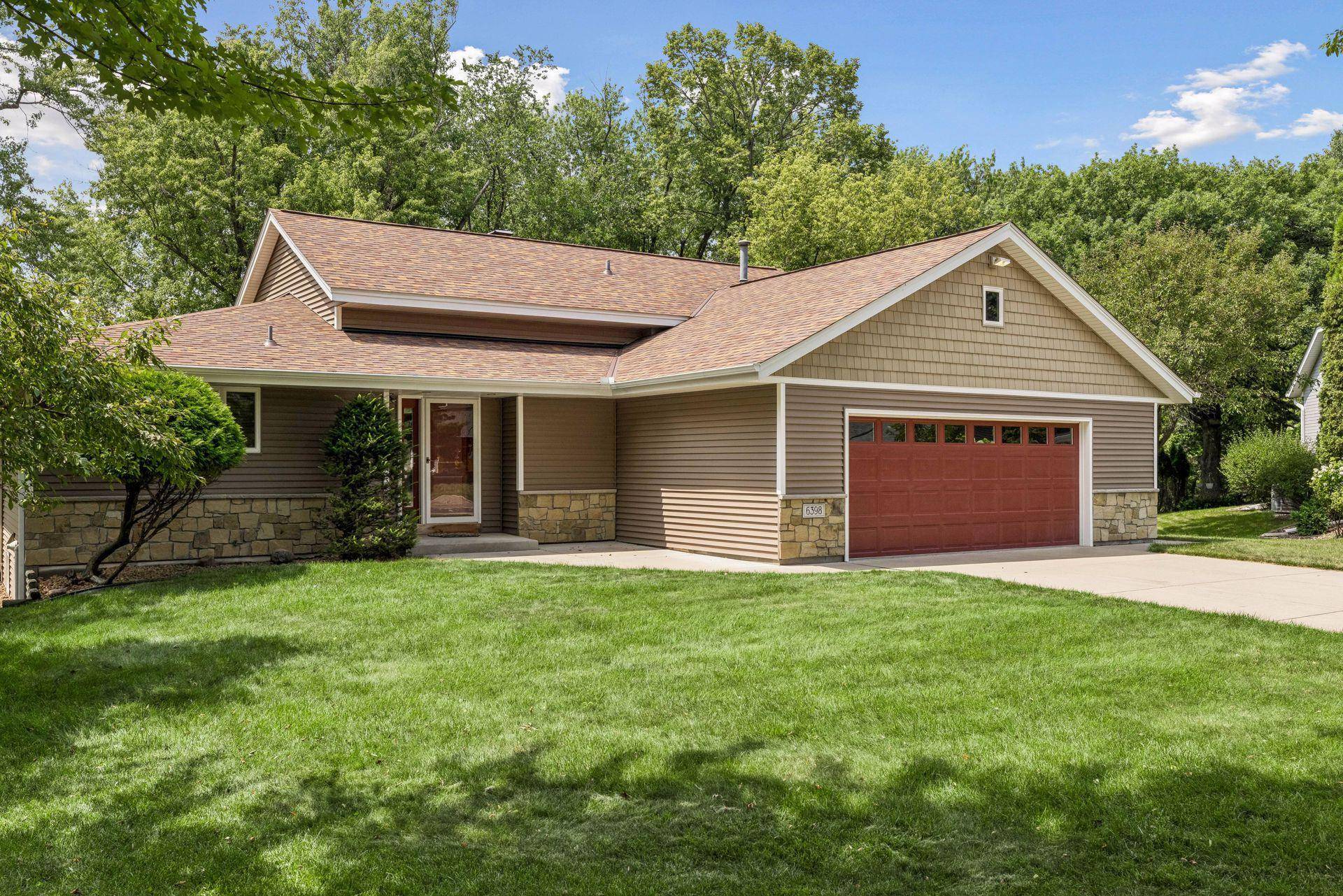 6398 47th ST N, Oakdale, MN 55128