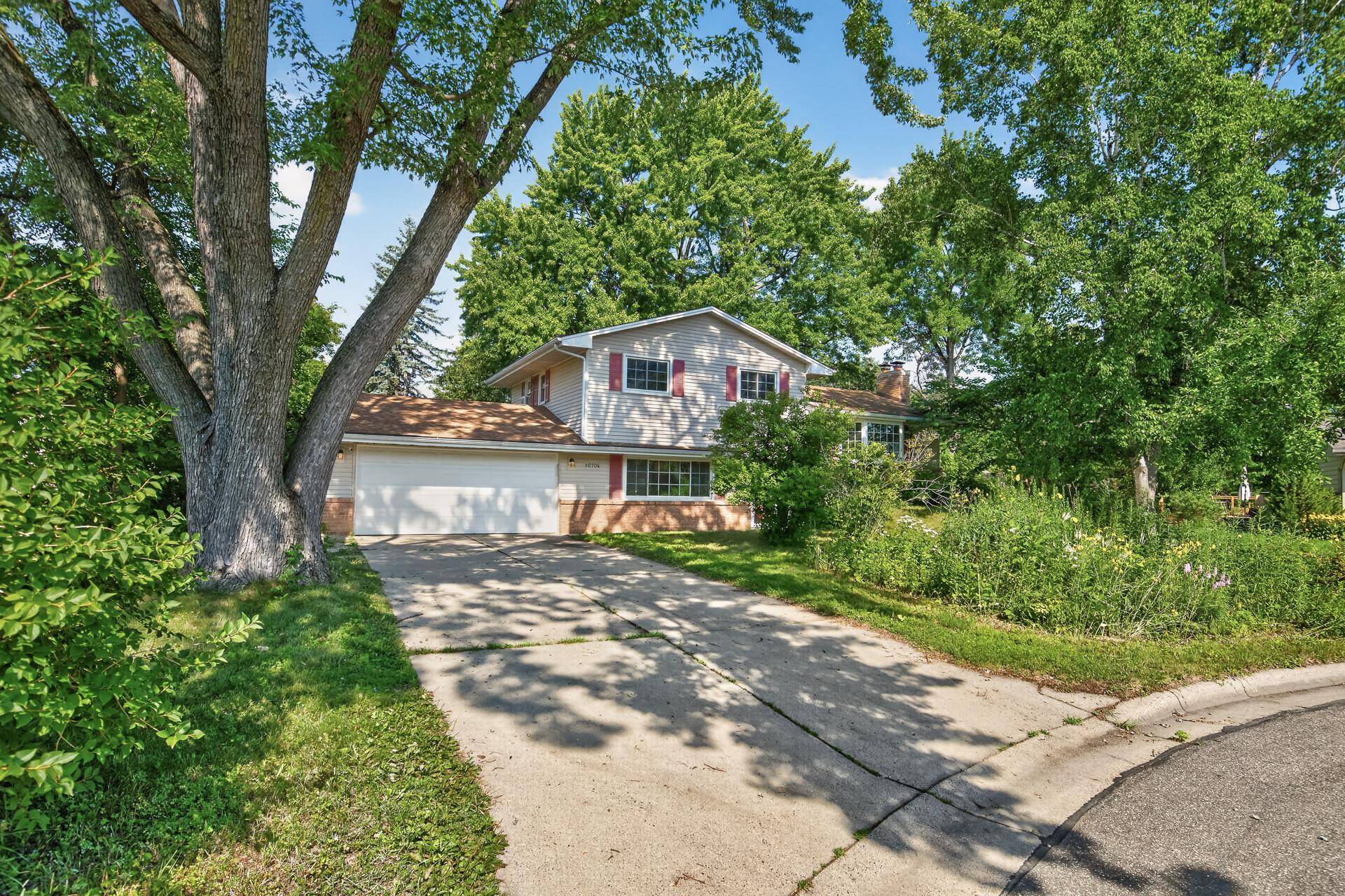 10704 Prescott CT, Burnsville, MN 55337