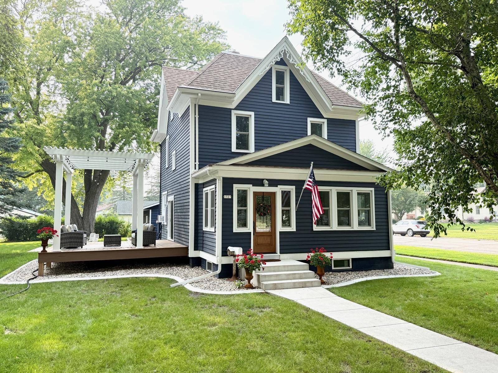 1527 Ford AVE N, Glencoe, MN 55336